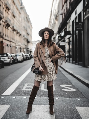 idee-look-veste-franges-beige-the-kooples-robe-pablo-4