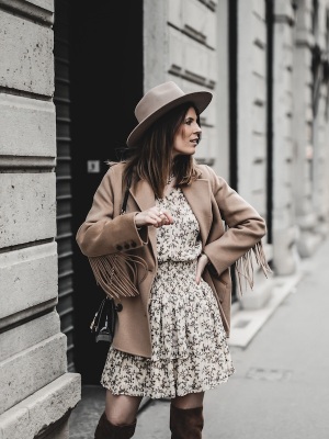 idee-look-veste-franges-beige-the-kooples-robe-pablo-12