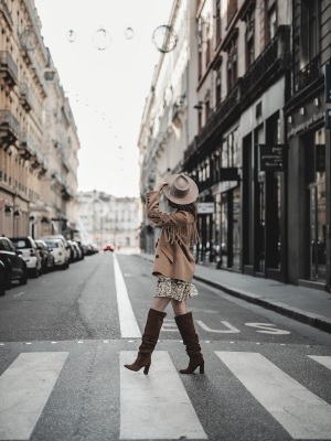 idee-look-veste-franges-beige-the-kooples-robe-pablo-2