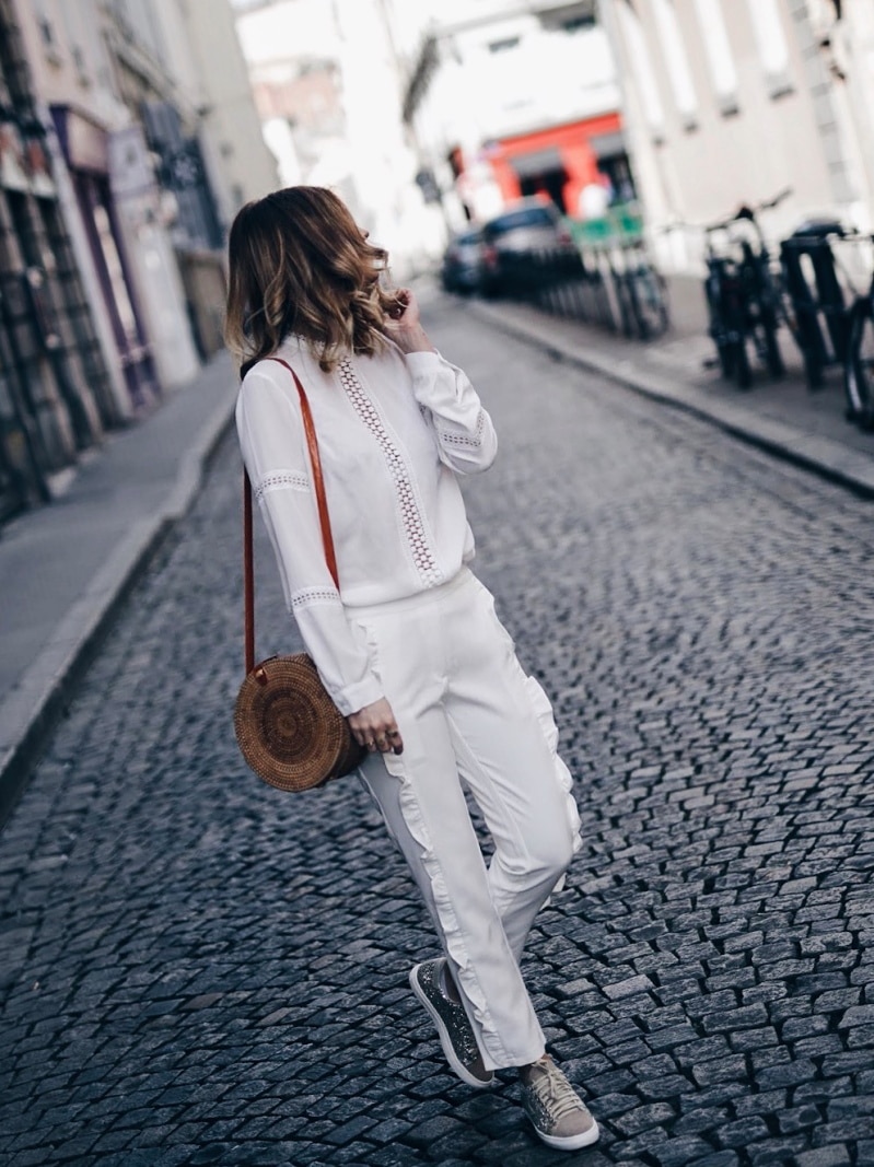 Look pantalon blanc à volants, blouse Navy Paris, sac rond Bali et baskets à paillettes tournée