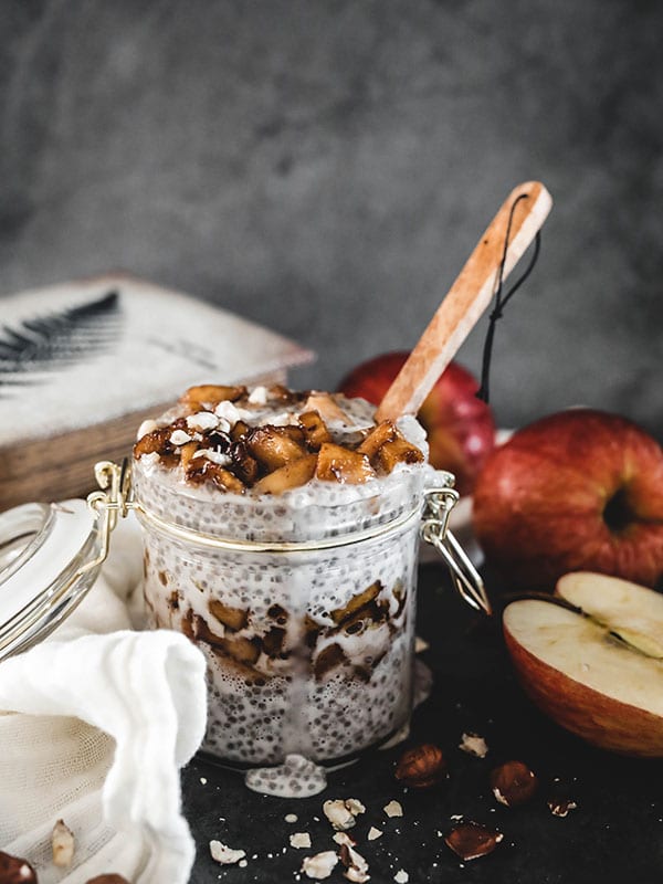 Pudding de chia aux pommes caramélisées, cannelle et noisettes